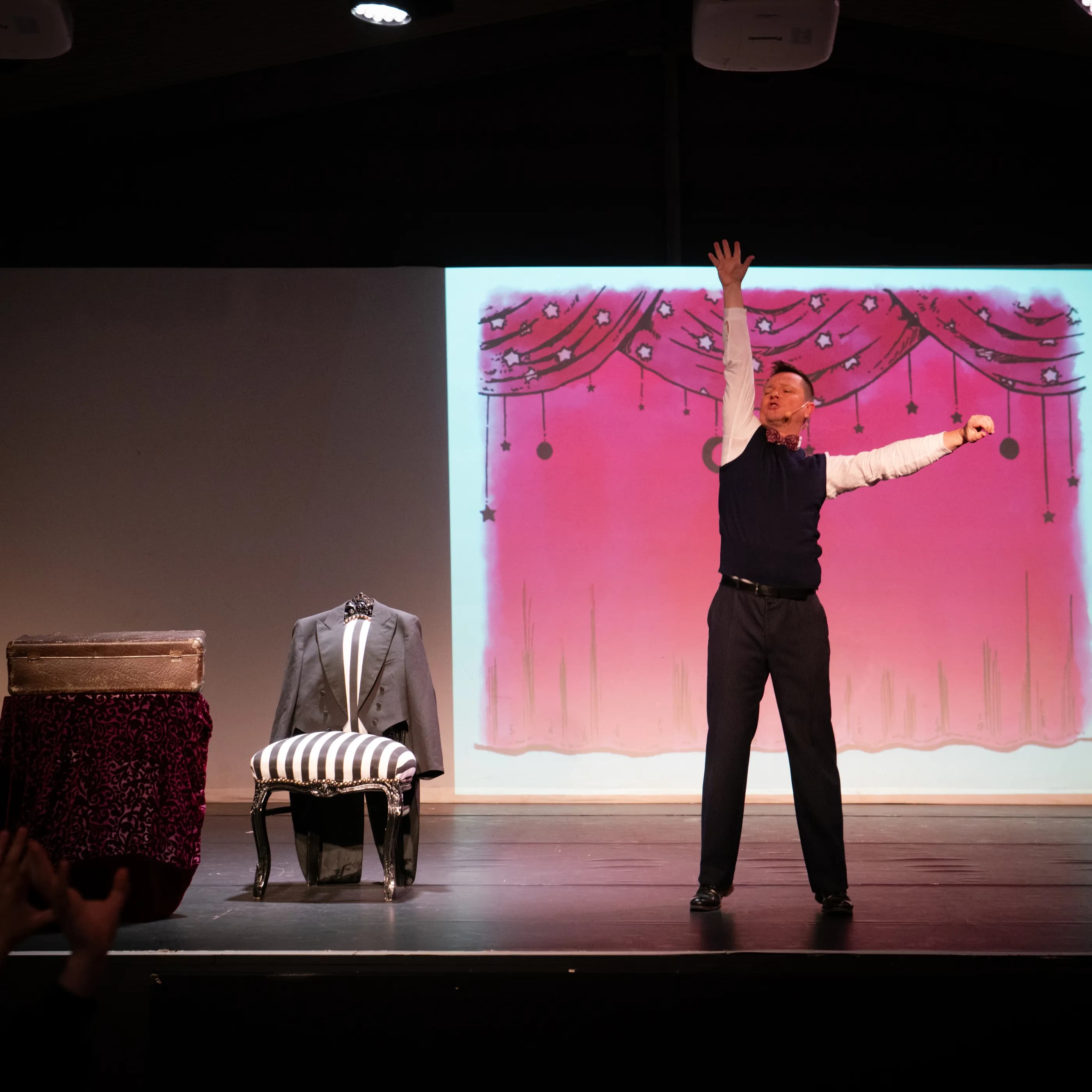 Konstantin Krisch auf einer Bühne in aktion